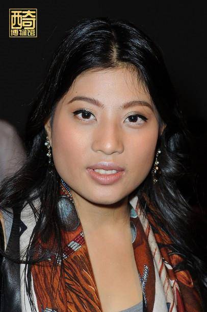 余瓦|泰王33岁小女儿思蕊梵，涂黑色唇膏出席派对，气场力压一众名媛