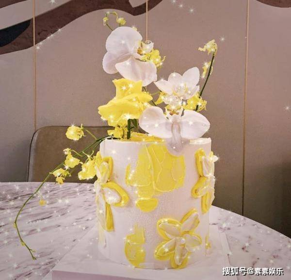 张馨月|张馨月庆祝30岁生日，晒林峰送的豪华礼物，项链和手环令人羡慕