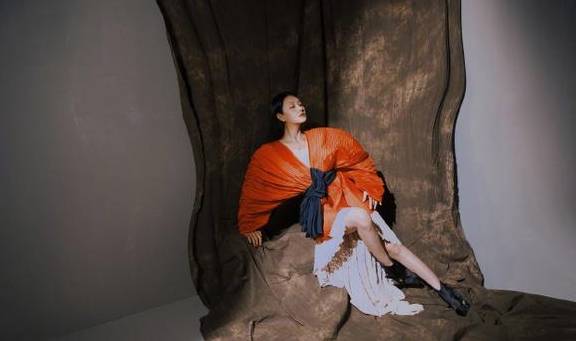 徐熙媛|大S徐熙媛最新登封照曝光！身穿奇装异服挑战诡谲另类的怪美一面