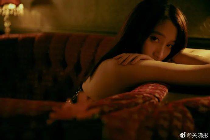 玫瑰|23岁关晓彤穿抹胸裙配黑丝！手拿玫瑰秀长腿性感迷人