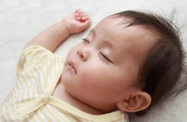 孩子|屋里再冷也不能让宝宝这样睡，不舒服还容易着凉入秋后天气转凉