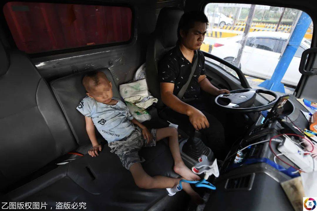 生命|被爸爸带着跑长途的孩子走了，生命最后一刻都没能见到妈妈痛