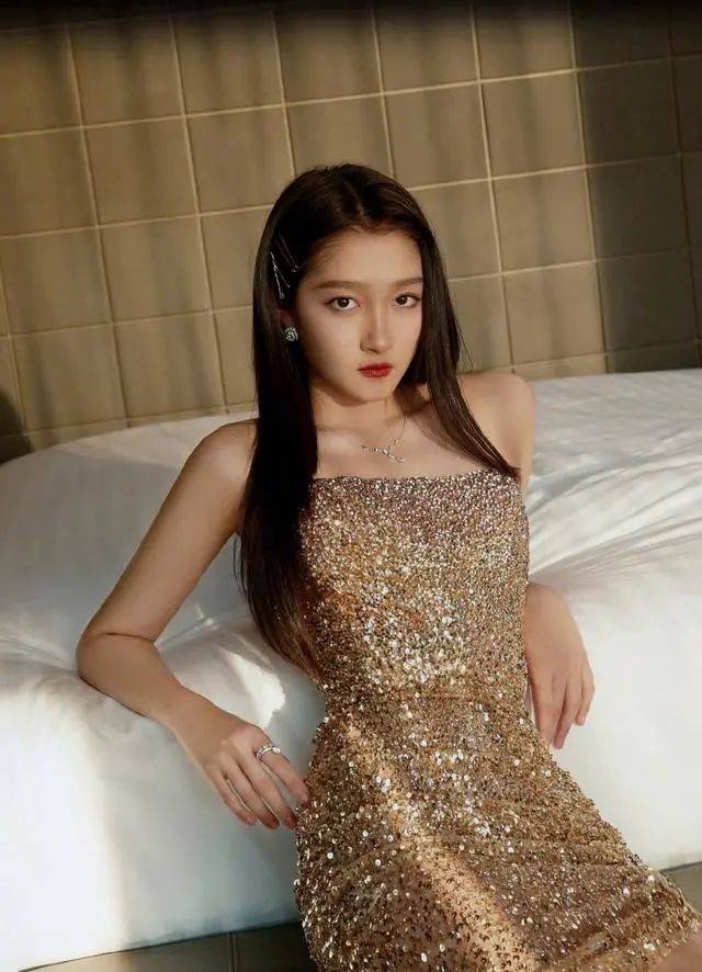 玫瑰|23岁关晓彤穿抹胸裙配黑丝！手拿玫瑰秀长腿性感迷人