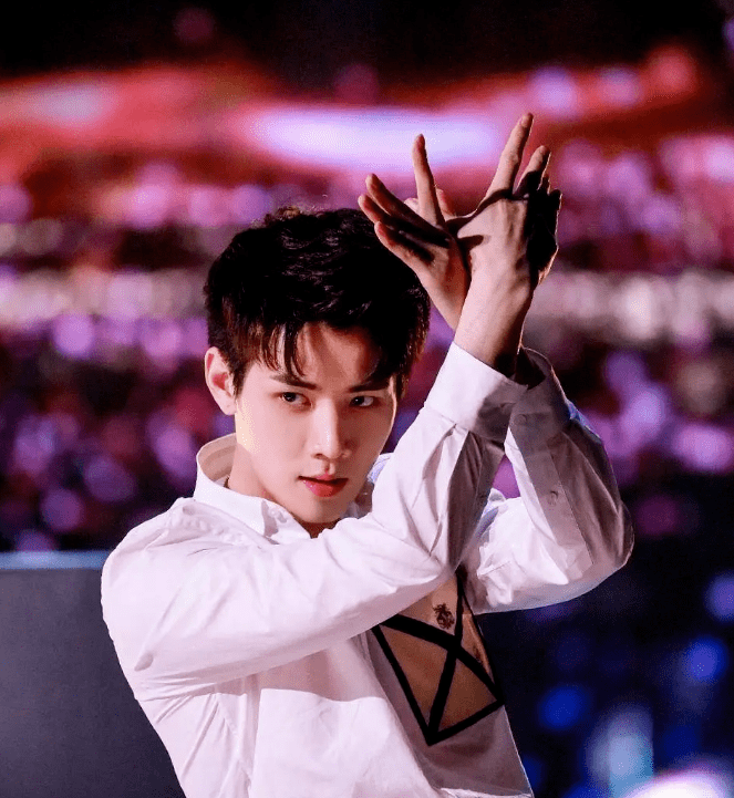 姜贞|原创流量鲜肉借赵露思上位还不够？私约网红约到变性人，前任气到呕吐…