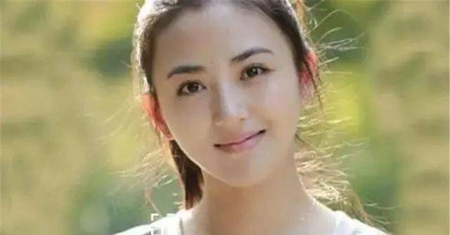 曾给杨幂做过助理,因长相甜美被导演看中,如今32岁成功逆袭