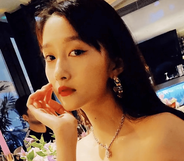 变化|关晓彤生日蹦迪被骂不检点,有谁注意到了她悄悄变化的眼睛...