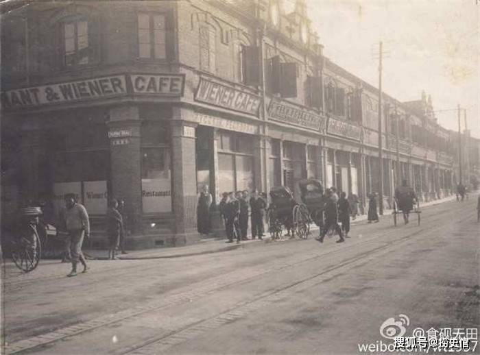 民国上海虹口老照片,百老汇路酒吧外驶过国军坦克