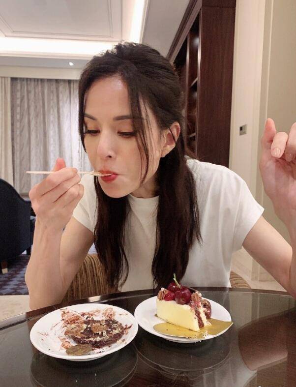这身材绝了!54岁李若彤走秀 气场超强