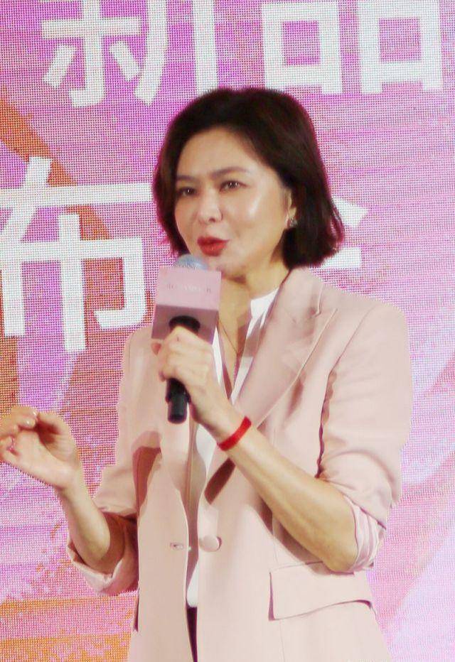 关之琳|关之琳现身活动近照曝光，苹果肌紧绷下巴却松弛，侧颜脸垮显僵硬