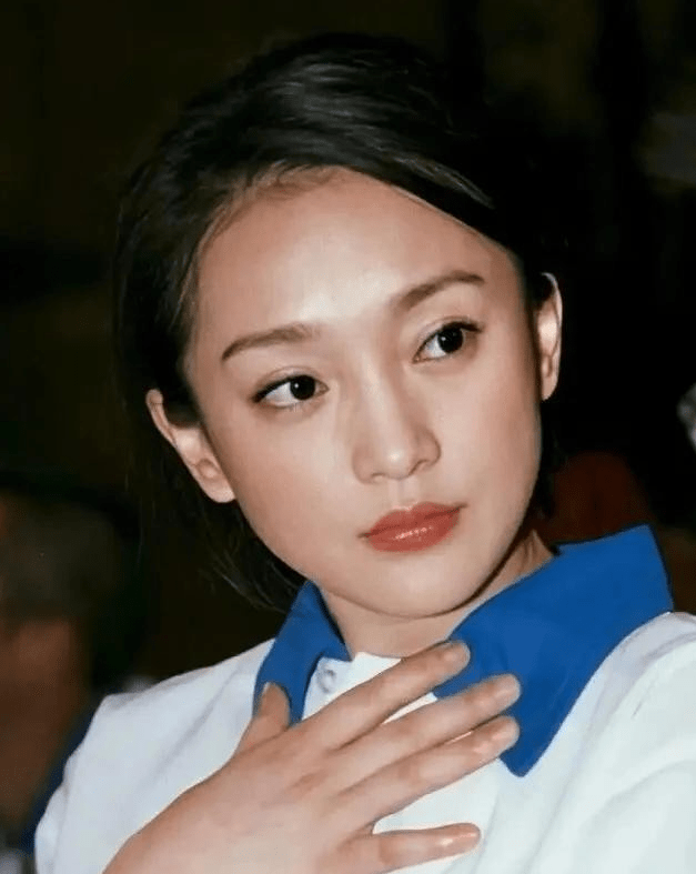 难怪周迅还能在40岁的年龄出演《红高粱》中19岁的九儿,并且以灵动