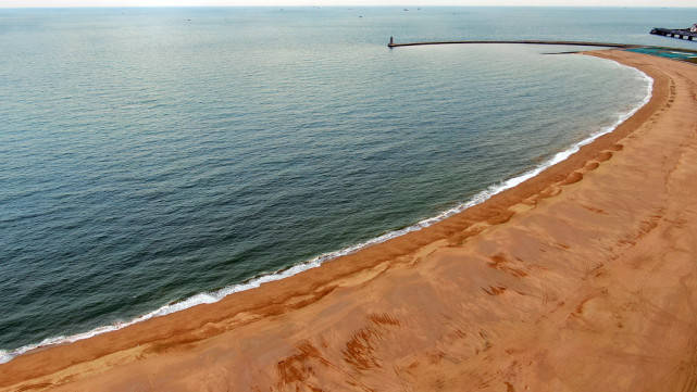 航拍山东日照的海龙湾,1800多米金色沙滩美如画.