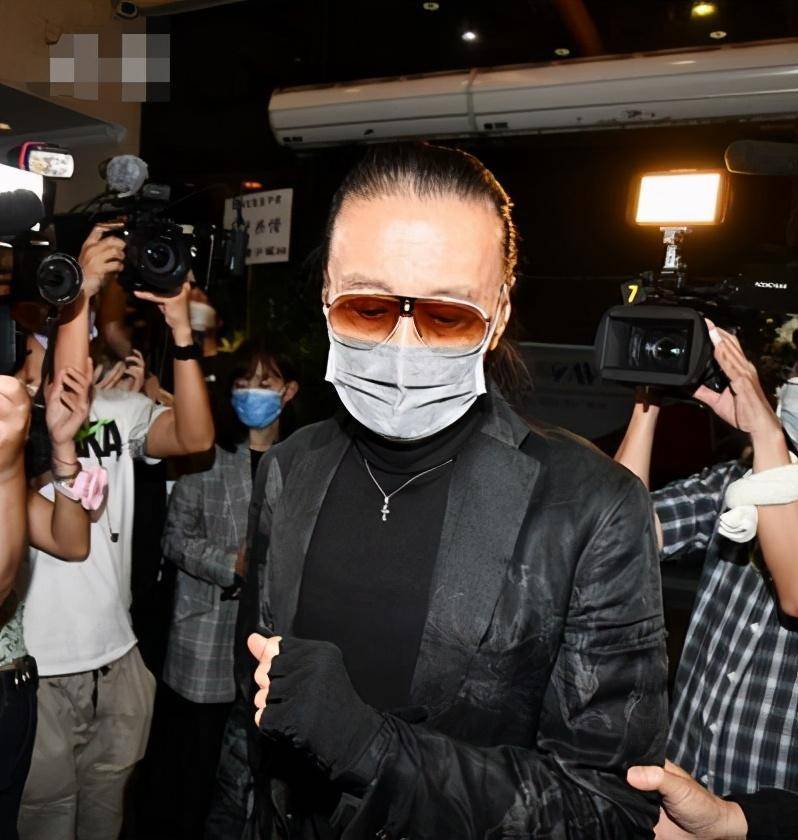 原创84岁谢贤近照拄拐杖现身好友灵堂戴墨镜难掩疲态老年斑突显