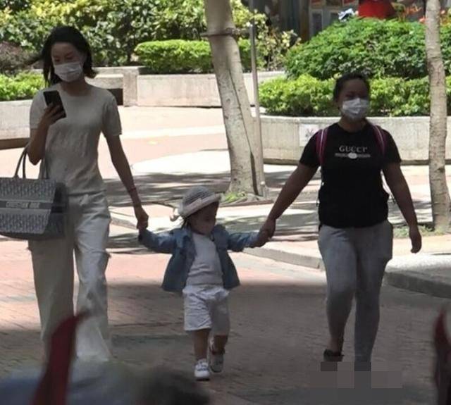 齐娇疑放弃香港贵族学校让女儿老家念书，赌王