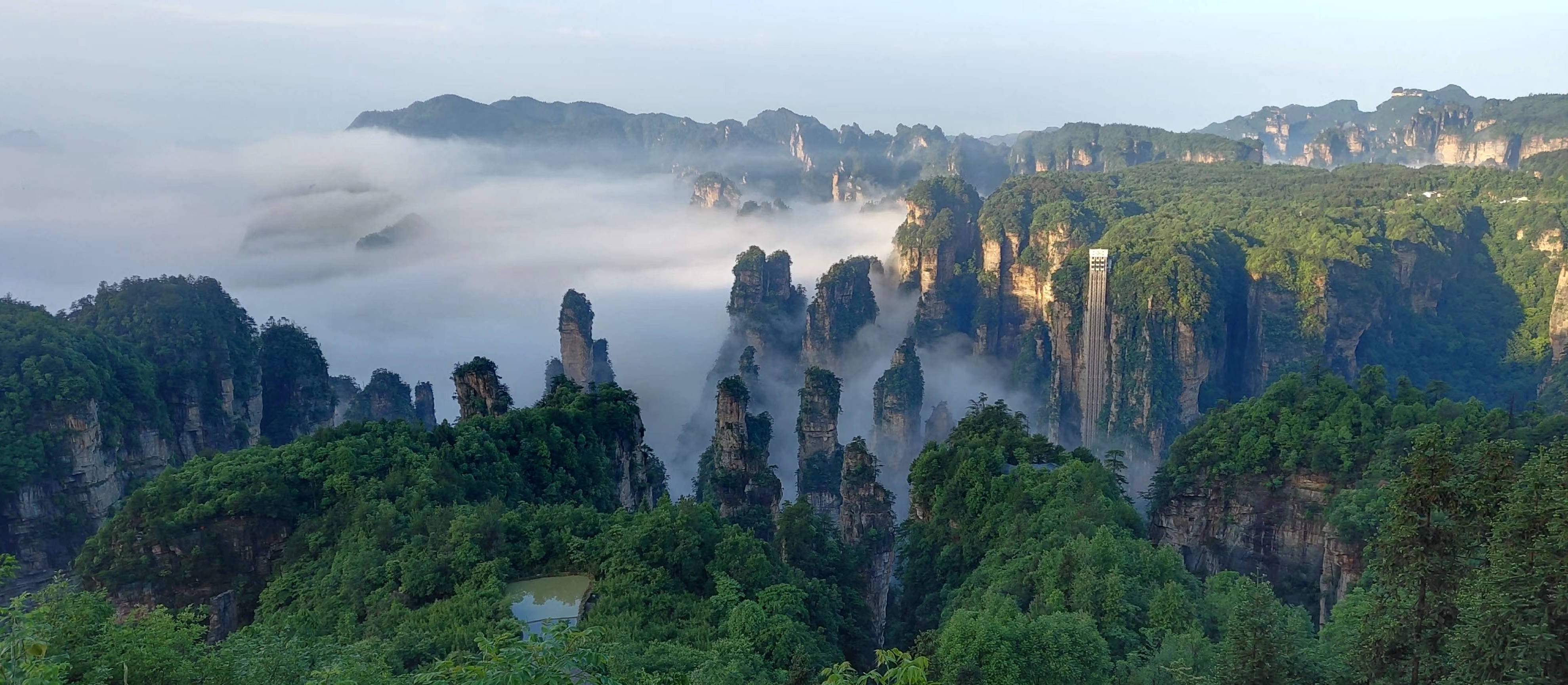 它是张家界泰斗级的开山景祖.是张家界具代表性的自然风景区.