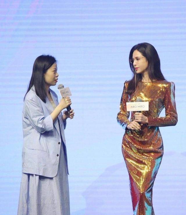 亮片|李若彤晒腹肌时的身材都没有她穿上这条亮片裙时带给我的震撼大!