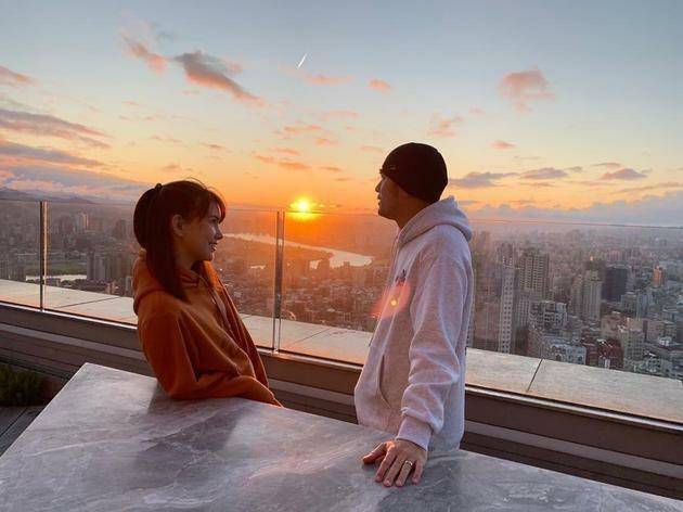 和林|昆凌和林志玲同框，被吐槽品味堪忧气质差，看着比志玲姐姐还年长