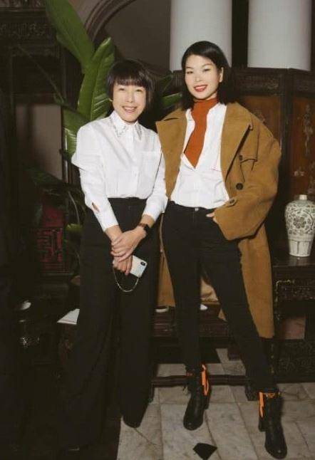 法国|外媒眼里的“中国最美的女人”，嫁法国老公被宠8年，今过成这样