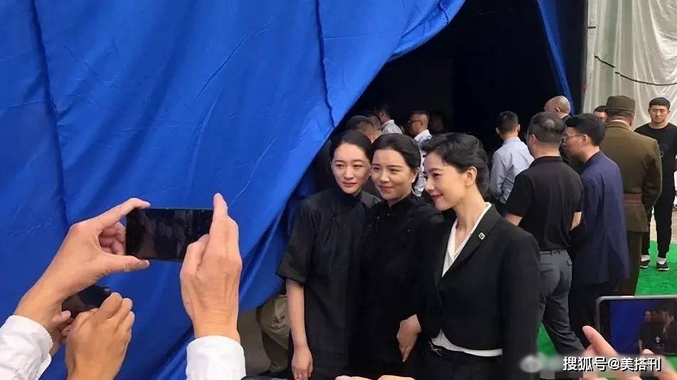 高圆圆|高圆圆李小冉罕见同框，差4岁保养和气质完全不同，李小冉胖了？