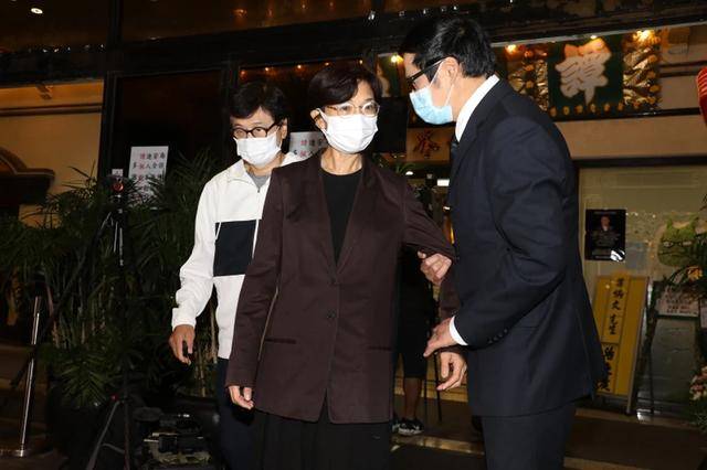 谭炳文出殡，88岁胡枫坚持上山送挚友火化，儿女
