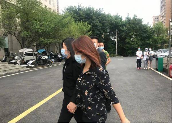 友人|谭松韵真是坚强女孩,穿一身黑与友人现身,穿黑衣很低调