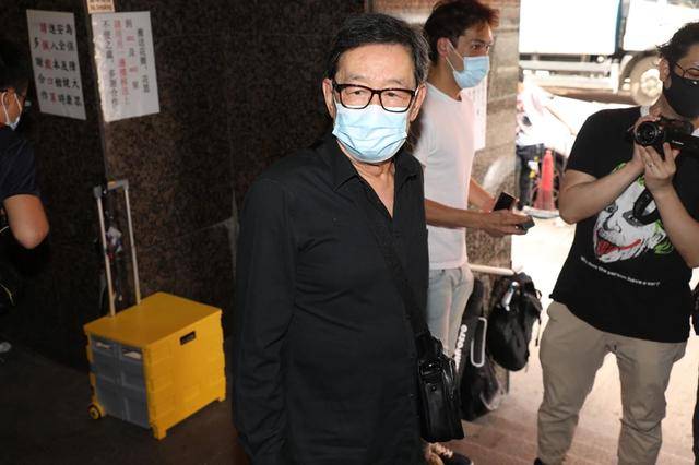 谭炳文出殡，88岁胡枫坚持上山送挚友火化，儿女