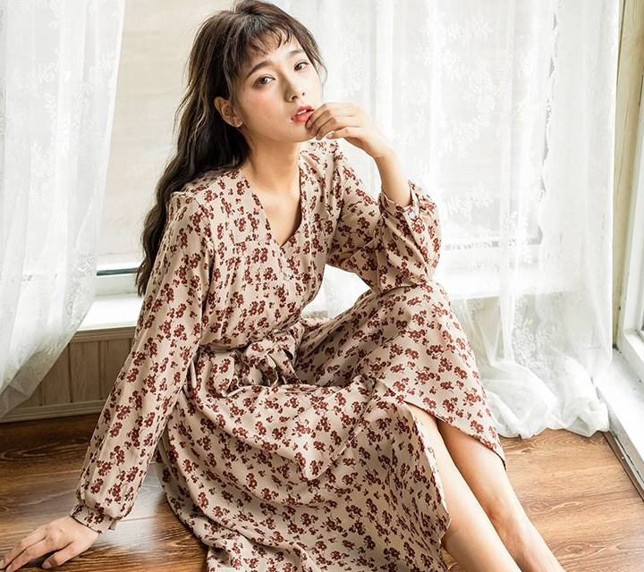 美女|大街上的美女都流行穿这种连衣裙，又美又显身材