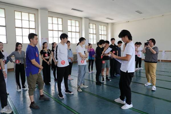 阿云嘎主演音乐剧《在远方》开启首轮面试 “快