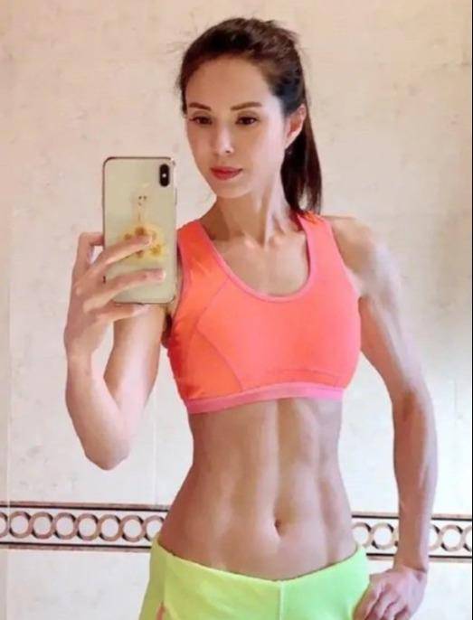 亮片|李若彤晒腹肌时的身材都没有她穿上这条亮片裙时带给我的震撼大!