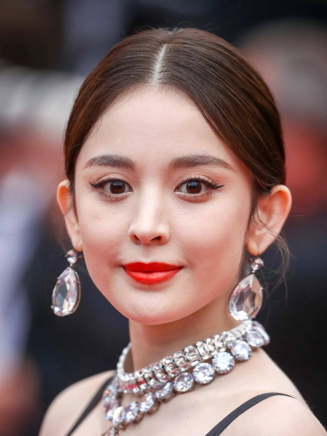 演技|娜扎新剧还没开播就被评“毁容式演技”，顶级皮相也撑不起这呆度200%的动态？