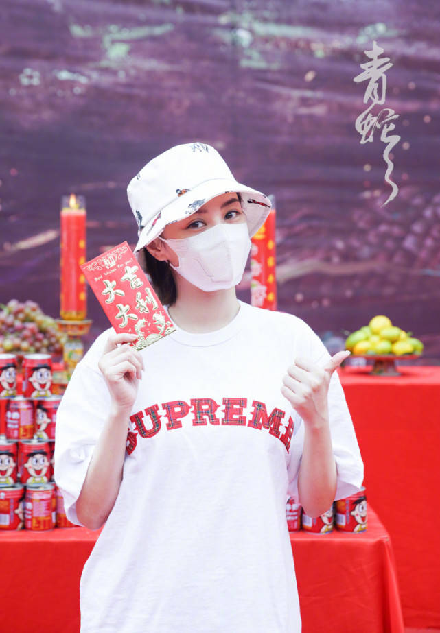 真留疤了！阿娇复工超敬业戴帽子口罩遮遮掩掩