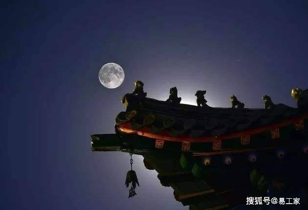 很多诗人都用月亮来寄托思乡情感 举头望明月,低头思故乡.