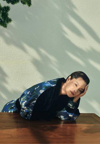 &quot|豪门阔太不会炫富？57岁毛阿敏一身高级，却背7千＂大妈包＂走机场