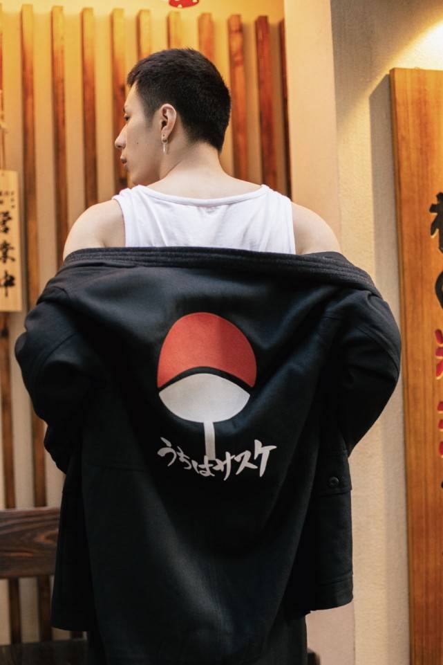 郑爽为知名品牌男装带货，拍照时反披外套姿势