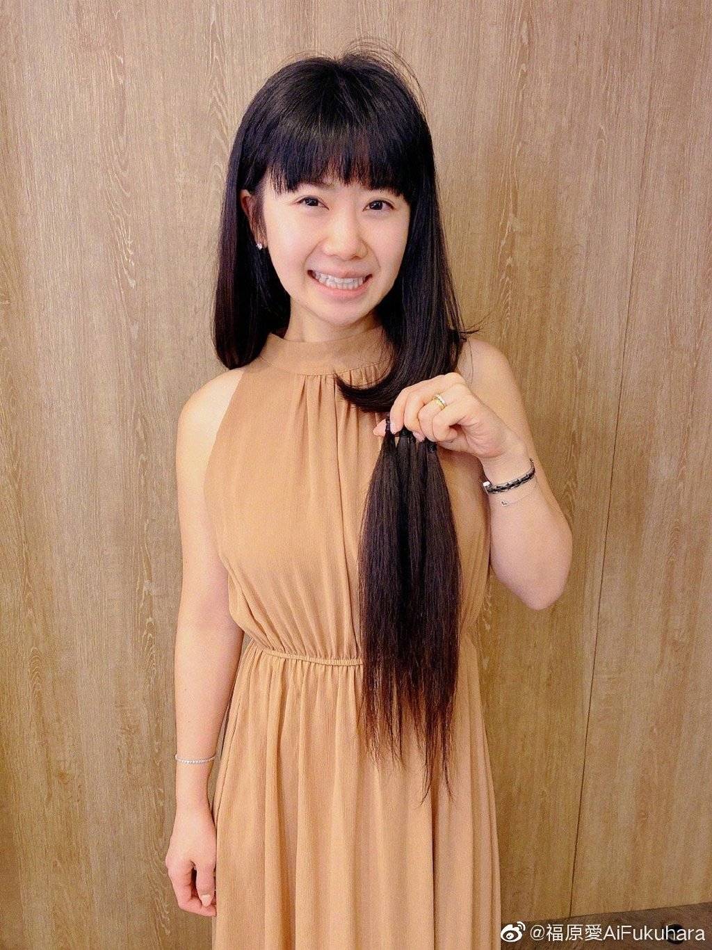 头发|福原爱剪短及腰长发！剪发时嗷嗷叫，秀新发型回眸一笑甜美可爱