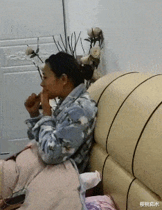 搞笑gif趣图:美女吃的什么,突然就又热,还感觉脸上难受?