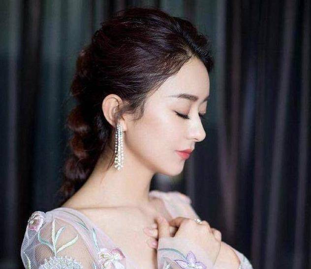 赵丽颖长着一张可爱的包子脸,稍微瘦下来时,也是非常美的.