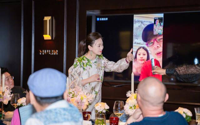 名表|翁虹52岁生日老公送浪漫，名表、手镯显奢华，戴仨戒指不麻烦？