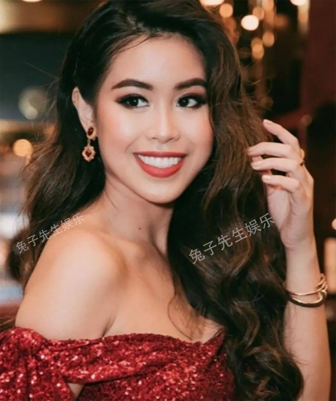 越南|24岁越南亿万千金穿黑裙秀美腿，身后豪宅抢镜，比哥哥受宠就是壕