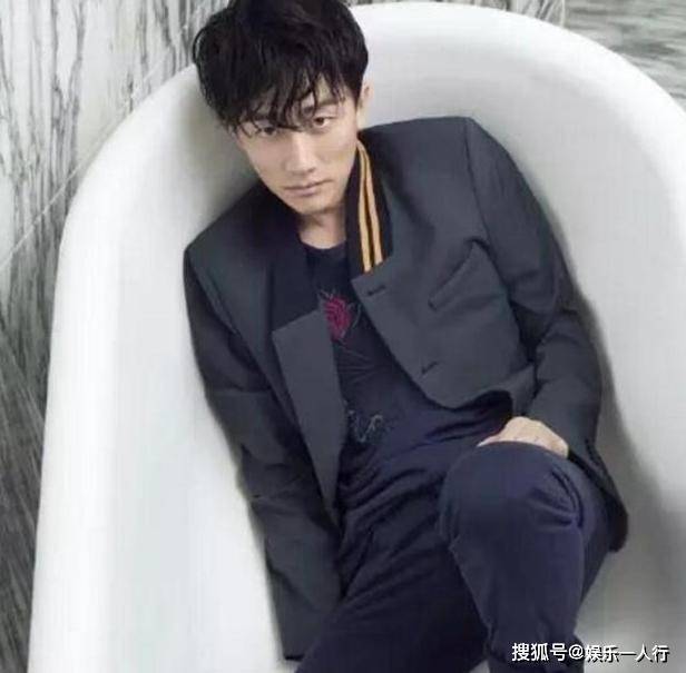 书法|带你参观黄轩的豪宅，在家会弹吉他练书法，生活太书香气息了