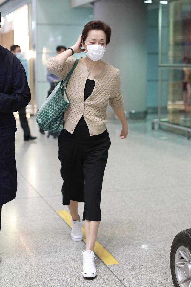 &quot|豪门阔太不会炫富？57岁毛阿敏一身高级，却背7千＂大妈包＂走机场