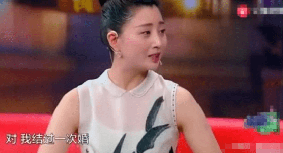 40岁殷桃罕现身!被男友当街踢屁股表情娇嗔
