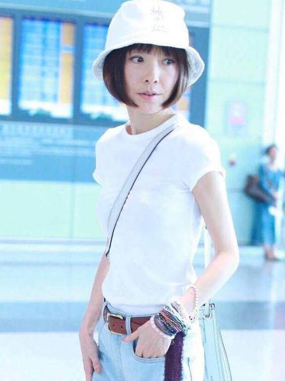 机场|好不容易增重20斤“大头娃娃”鲁豫这次终于有了女人味!