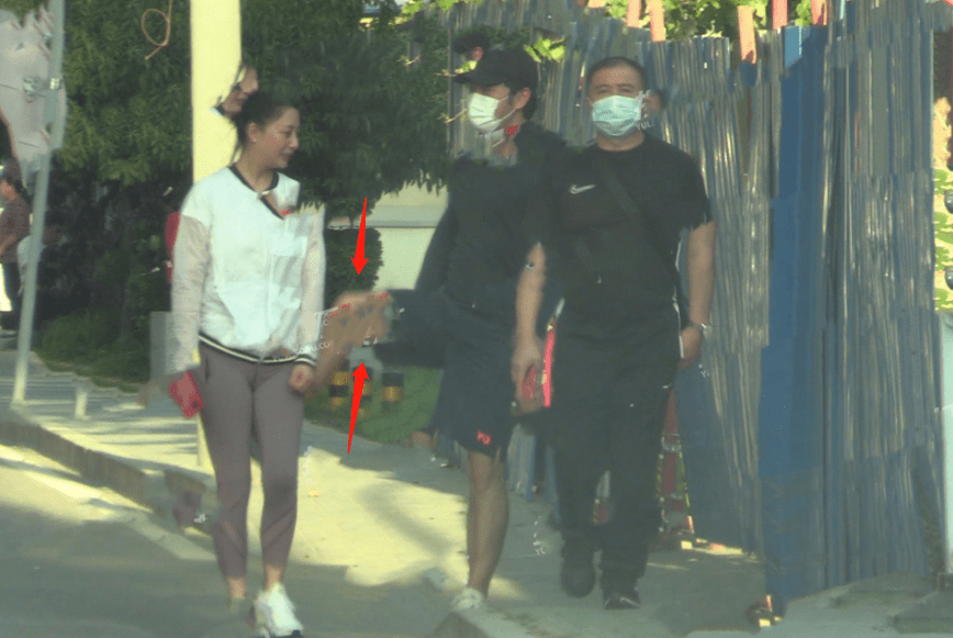 40岁殷桃罕现身!被男友当街踢屁股表情娇嗔