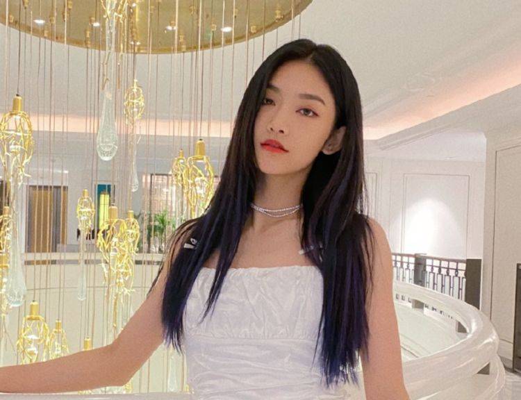 活动|曾可妮出席活动现场,无精修的颜值能打,不过引人注目的是身材!