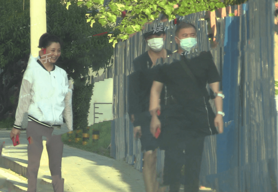 40岁殷桃罕现身!被男友当街踢屁股表情娇嗔