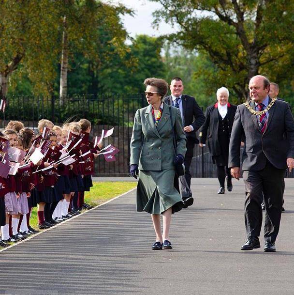 王后范|卡米拉有未来王后范？穿格子半裙气场全开，奈何被长公主抢了风头