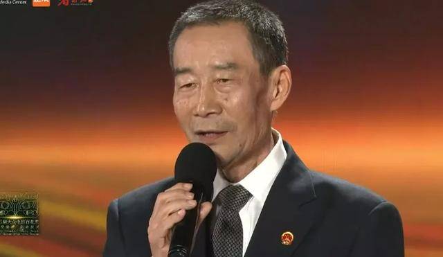 姚晨|众星出席百花奖开幕式:姚晨长裙抢镜,徐帆气质出众,彭昱畅瘦了