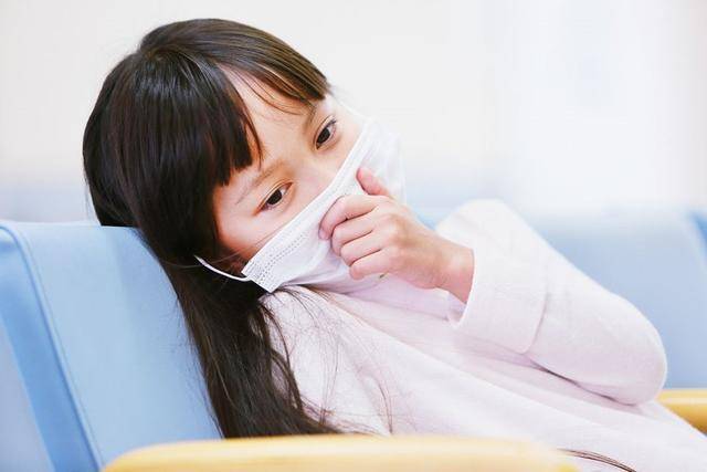 睡觉时|睡觉时不要选择这种方式，不舒服还易生病天气转凉注意给娃保暖