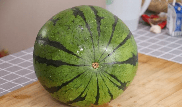 西瓜怎么挑选又甜又脆最甜 3c93e3565d65463bb67f49dc1fae2707.png