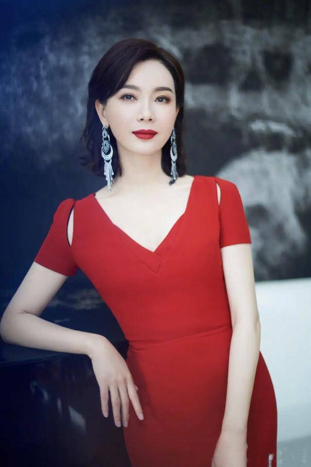 调配|陈数状态真的好，身穿红色裹身裙秀“3D身材”，哪像70后的人